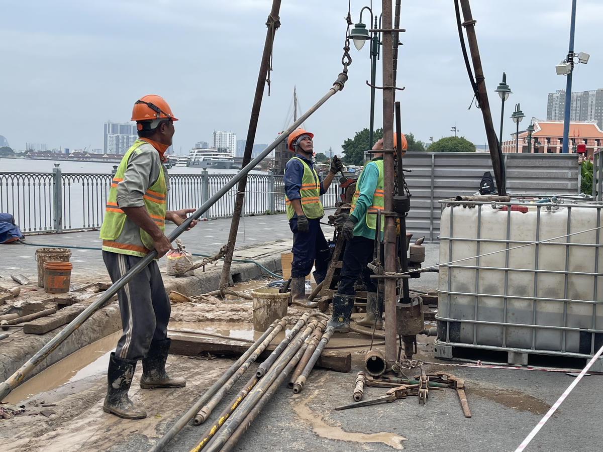 Tuyến metro Bến Thành-Thủ Thiêm đã được khởi công dịp 30/4 vừa qua và hiện nay đang được đẩy nhanh tiến độ xây dựng. Ảnh: Đ.Xá.