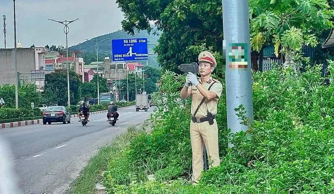 Mô hình “CSGT từ xa” được đặt tại một số đoạn đường cong, khuất tầm nhìn, nơi tiềm ẩn nguy cơ tai nạn trên địa bàn CSGT đường bộ số 1 quản lý. Ảnh: Công an TP Quảng Ninh.