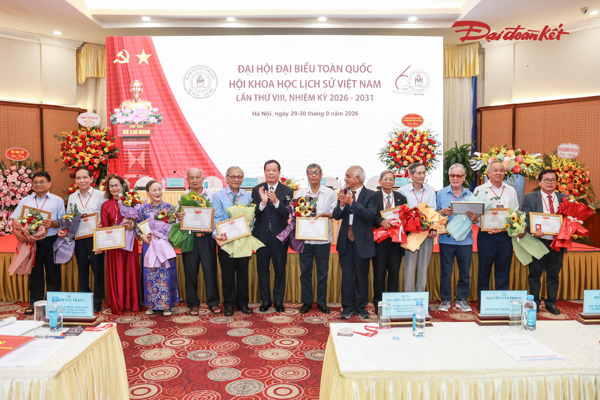 GS.TS Nguyễn Văn Kim, Chủ tịch Hội Khoa học Lịch sử Việt Nam khóa VIII tặng Kỷ niệm chương "Vì sự nghiệp Sử học Việt Nam". Ảnh: Quang Vinh.