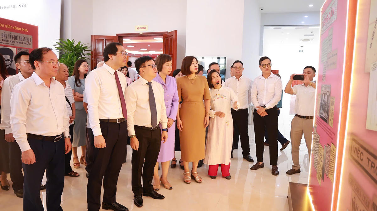 Các đại biểu tham quan không gian trưng bày di sản của cụ Huỳnh Thúc Kháng. Ảnh: TNGOP.