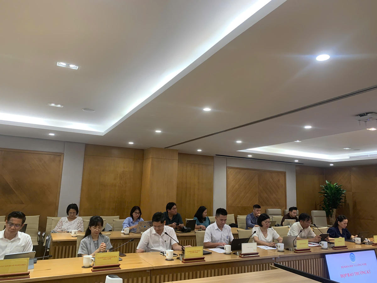 Các đại biểu tham dự họp báo.