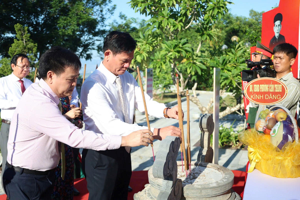 Lãnh đạo tỉnh Quảng Ngãi dâng hương tại mộ cụ Huỳnh Thúc Kháng. Ảnh: CĐ.