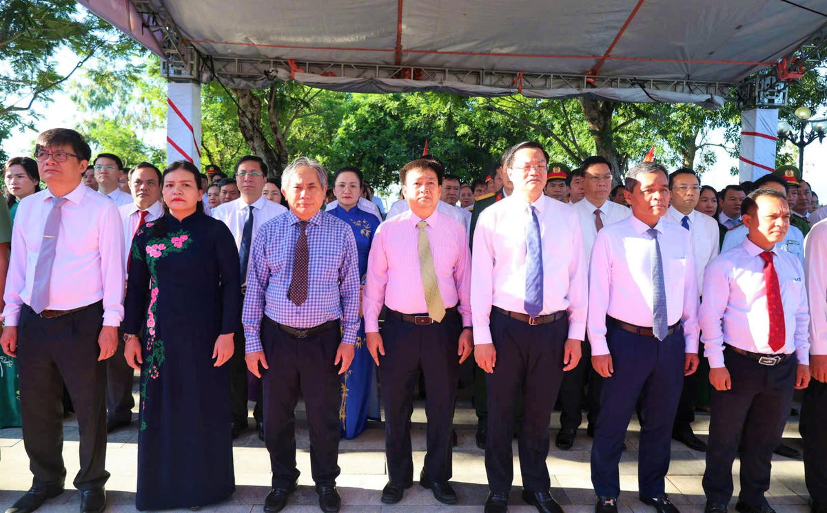 Các lãnh đạo tỉnh Quảng Ngãi tưởng niệm cụ Huỳnh Thúc Kháng. Ảnh: NT.