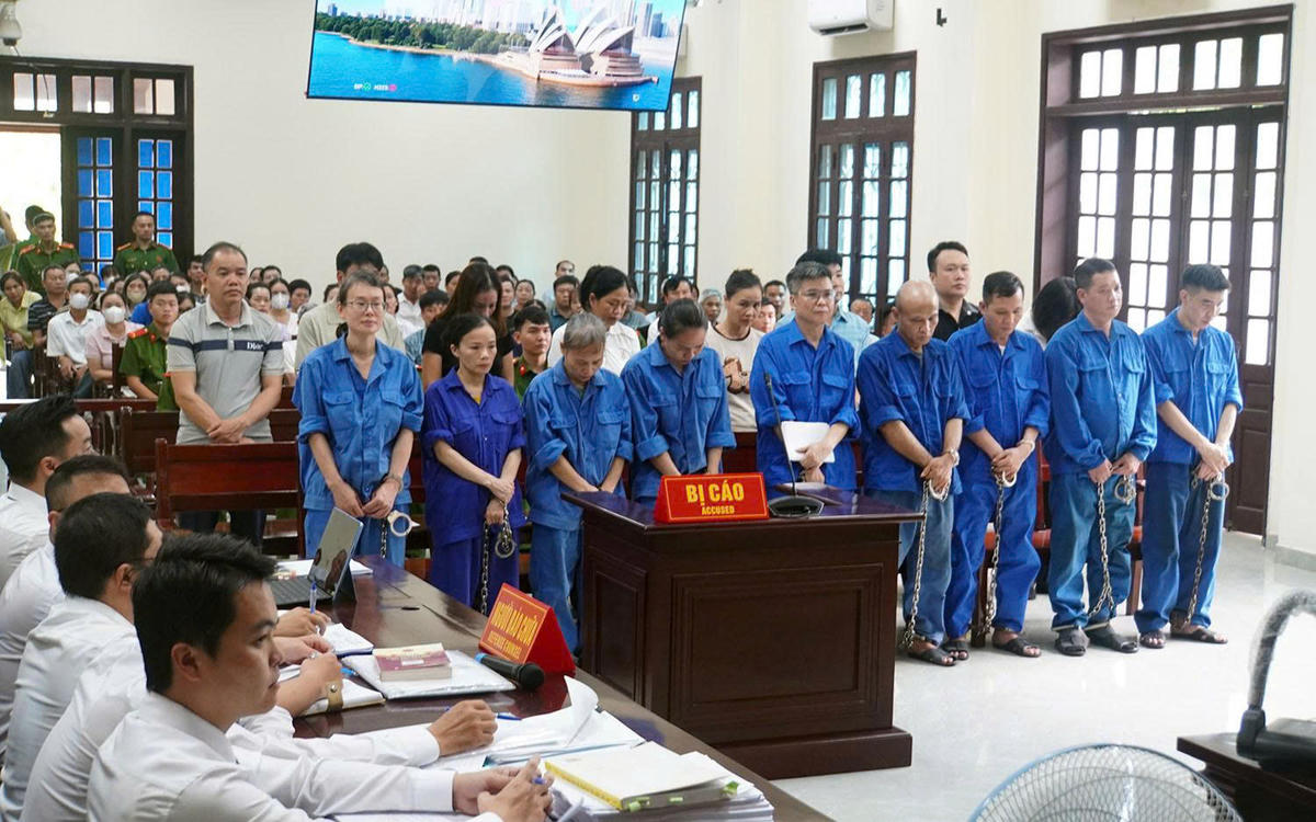 Trong 17 bị cáo, 15 người bị xét xử về tội “Vi phạm quy định về an toàn thực phẩm”; 2 bị cáo bị xét xử về tội “Đưa hối lộ” và “Nhận hối lộ”. Ảnh: PT. 