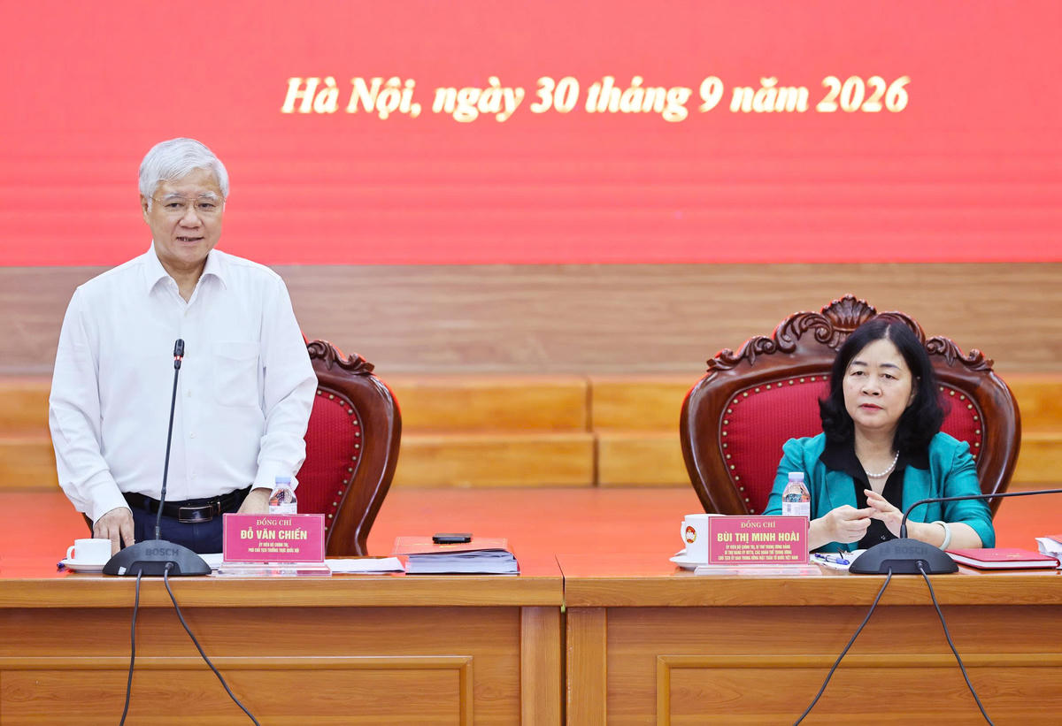Phó Chủ tịch Thường trực Quốc hội Đỗ Văn Chiến phát biểu tại Hội nghị.