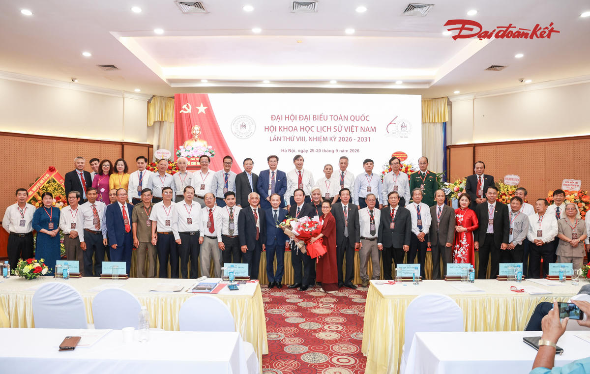 Ban Chấp hành Hội Khoa học Lịch sử Việt Nam khóa VIII ra mắt Đại hội. Ảnh: Quang Vinh.