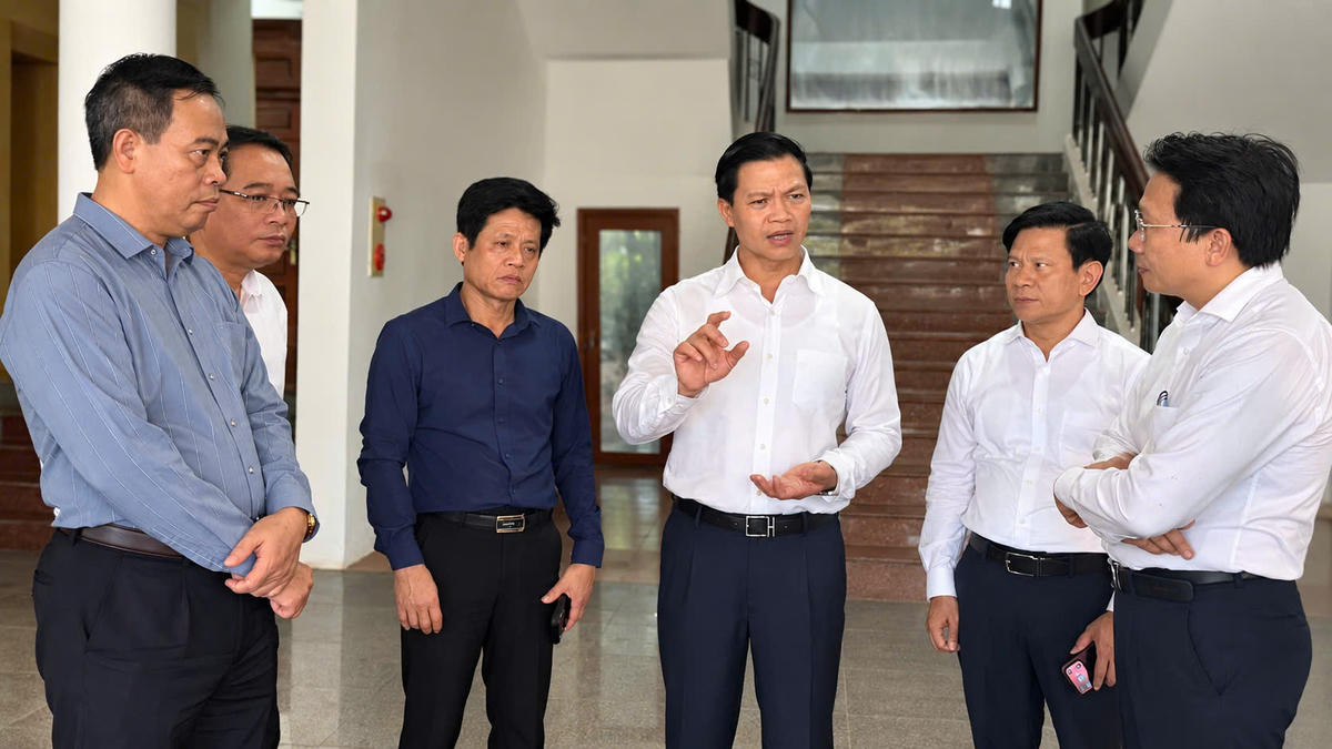Bí thư Tỉnh ủy Quảng Trị Vương Quốc Tuấn yêu cầu đẩy nhanh xử lý các trụ sở công dôi dư. Ảnh: M.T