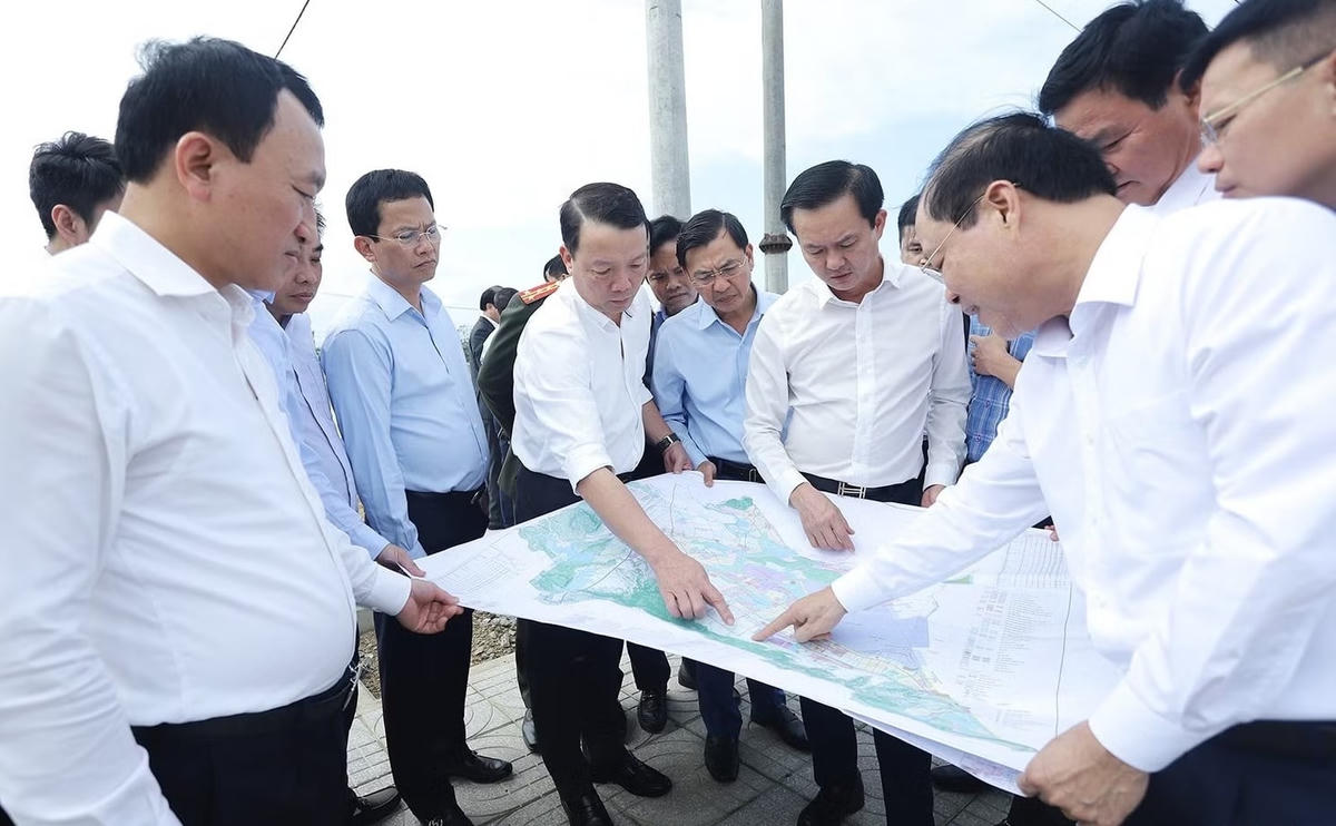 Lãnh đạo UBND tỉnh Hà Tĩnh kiểm tra tiến độ các dự án tại Khu kinh tế Vũng Áng. Ảnh: BHT.