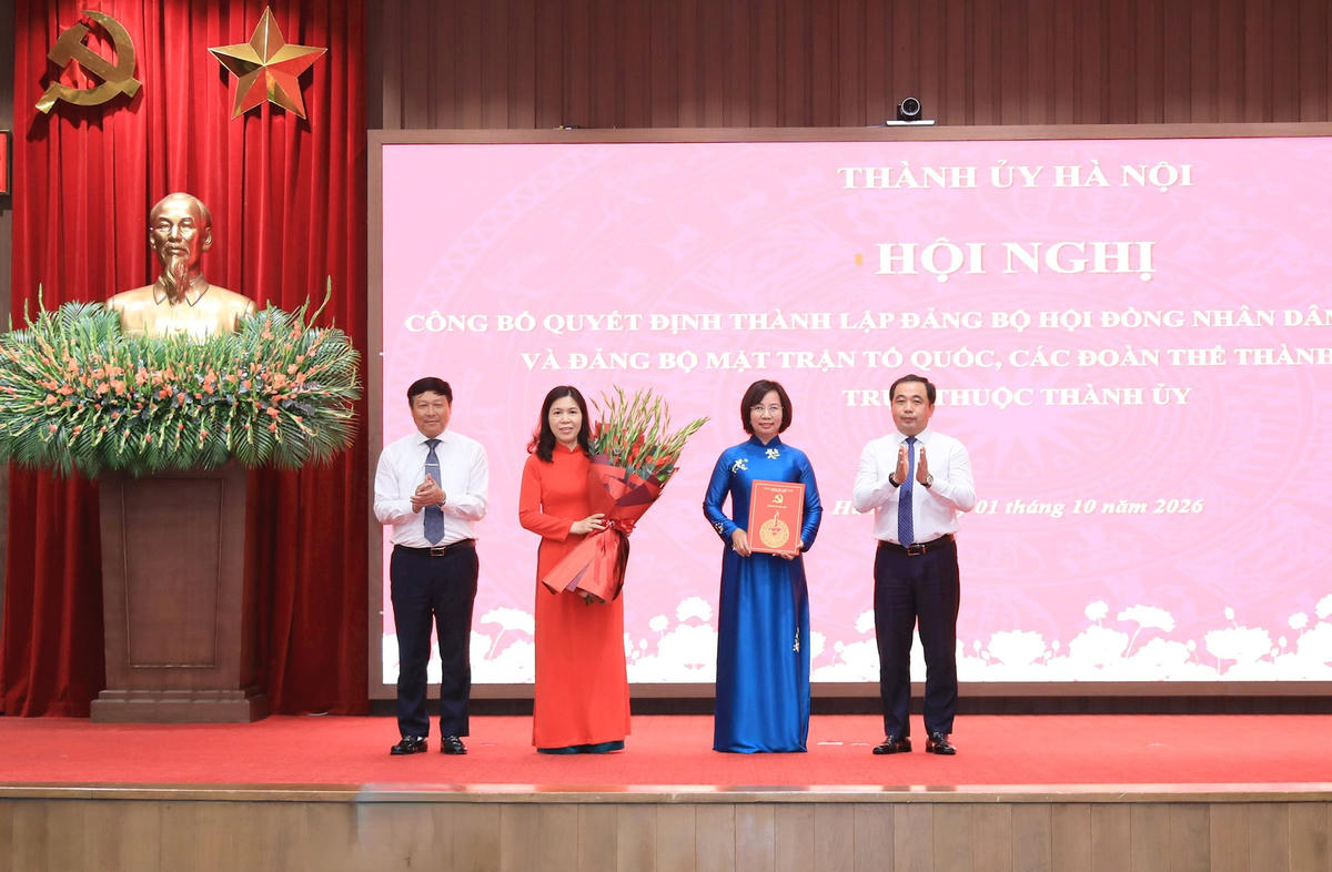 Bí thư Thành ủy Hà Nội Trần Đức Thắng trao Quyết định thành lập Đảng bộ Mặt trận Tổ quốc, các đoàn thể thành phố trực thuộc Thành ủy. Ảnh: QT