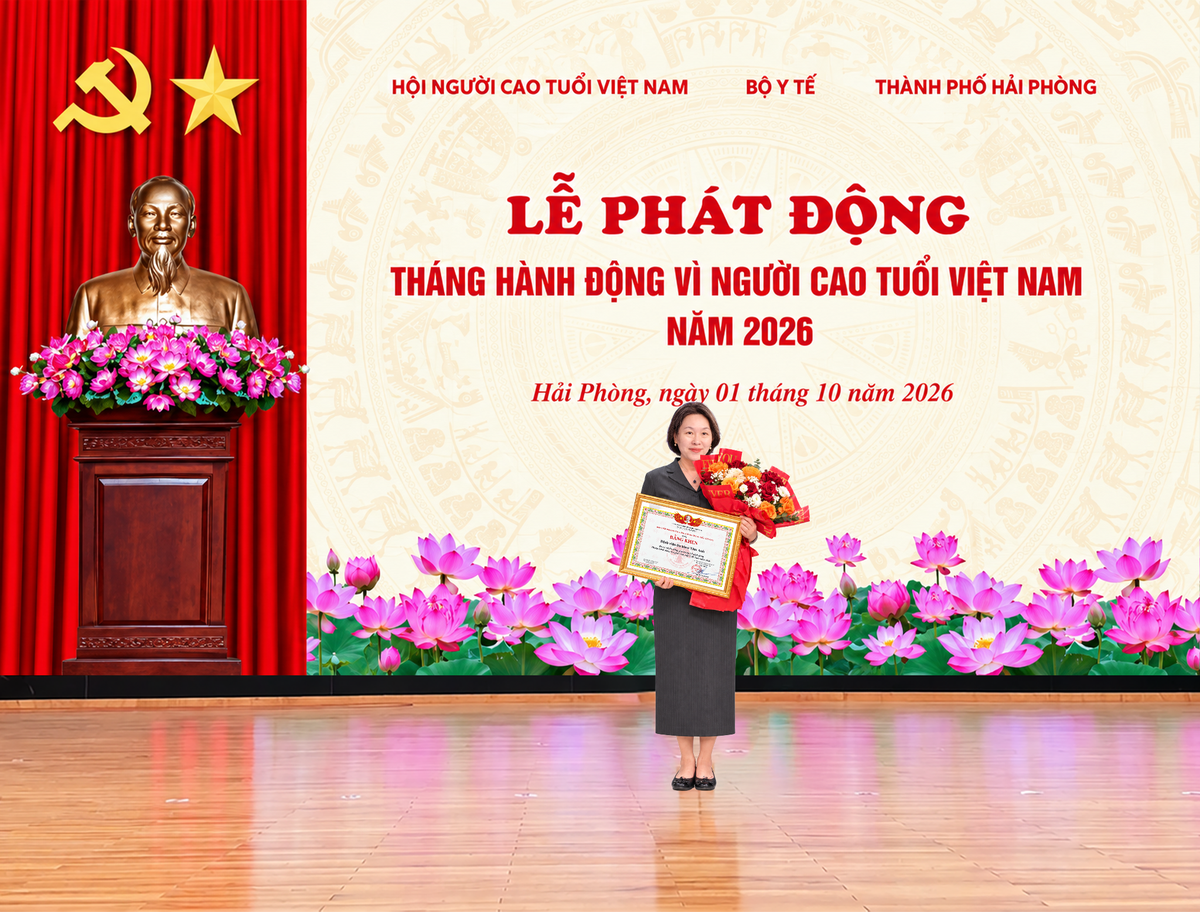 TS.BS Nguyễn Minh Hằng, đại diện Hệ sinh thái Y tế Tâm Anh - VNVC, nhận Bằng khen vì đóng góp tích cực bảo vệ sức khỏe người cao tuổi tại Lễ phát động Tháng hành động vì người cao tuổi Việt Nam năm 2026. Ảnh: Nguyễn Thắng