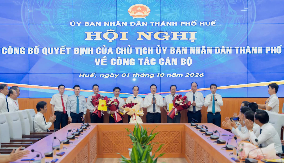 Lãnh đạo UBND thành phố Huế trao quyết định bổ nhiệm Giám đốc các ban quản lý dự án. Ảnh: N.H.