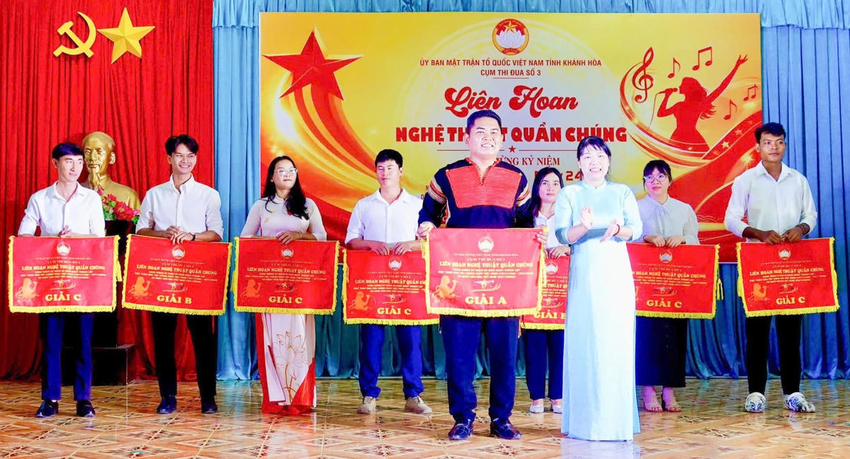 Trao giải A cho Xã Tây Ninh Hòa.