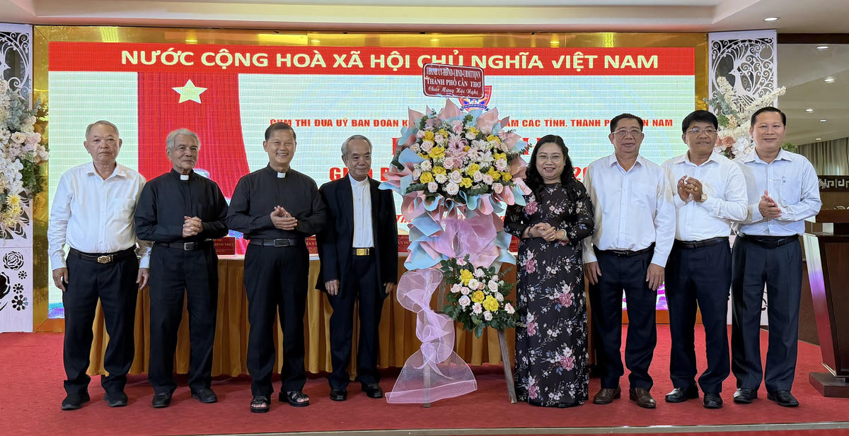 Bà Hồ Thị Cẩm Đào, Phó Bí thư Thành ủy Cần Thơ, Chủ tịch Ủy ban MTTQ Việt Nam TP Cần Thơ tặng hoa chúc mừng hội nghị. Ảnh HT