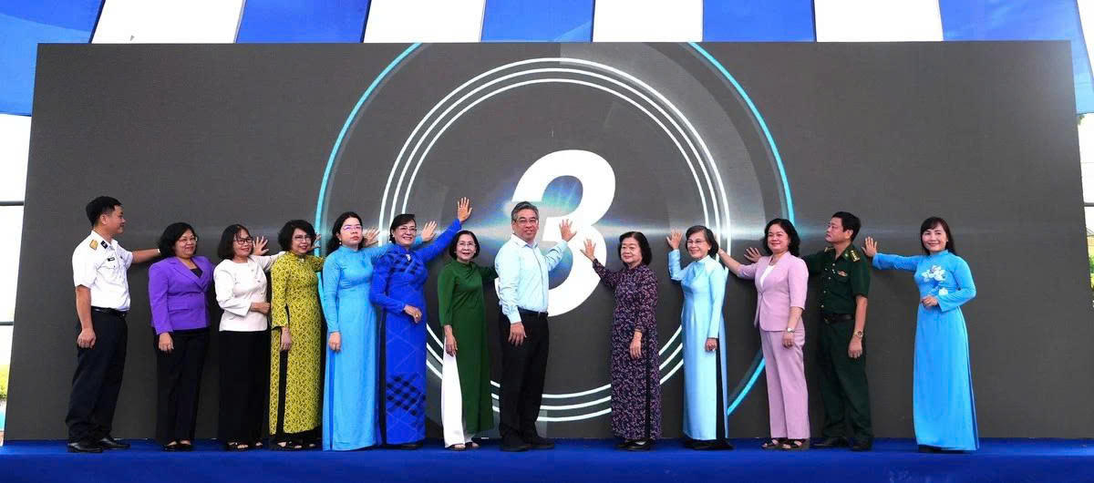 Các lãnh đạo cùng thực hiện nghi thức phát động "Tháng cùng Phụ nữ hành động" năm 2026. Ảnh: PN.