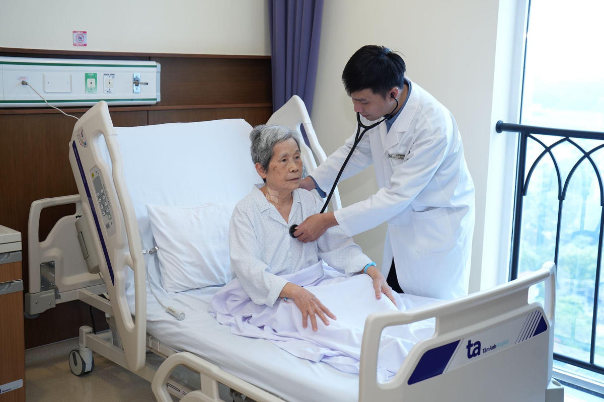 Người cao tuổi được các chuyên gia bác sĩ thăm khám, điều trị, chăm sóc bằng hệ thống thiết bị chuyên sâu công nghệ cao hàng đầu thế giới tại Bệnh viện Đa khoa Tâm Anh Hà Nội. Ảnh: Phương Linh