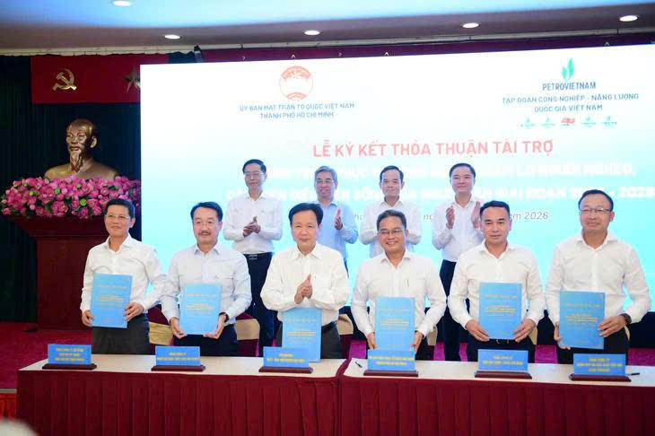 Bí thư Thành uỷ TPHCM Trần Lưu Quang; Phó bí thư, Chủ tịch Ủy ban MTTQ Việt Nam thành phố Nguyễn Phước Lộc cùng lãnh đạo Petrovietnam chứng kiến việc ký kết thỏa thuận tài trợ thực hiện Chương trình phục vụ cộng đồng, chăm lo người nghèo, cải thiện điều kiện sống của người dân trên địa bàn TPHCM. Ảnh: Q.Đ.