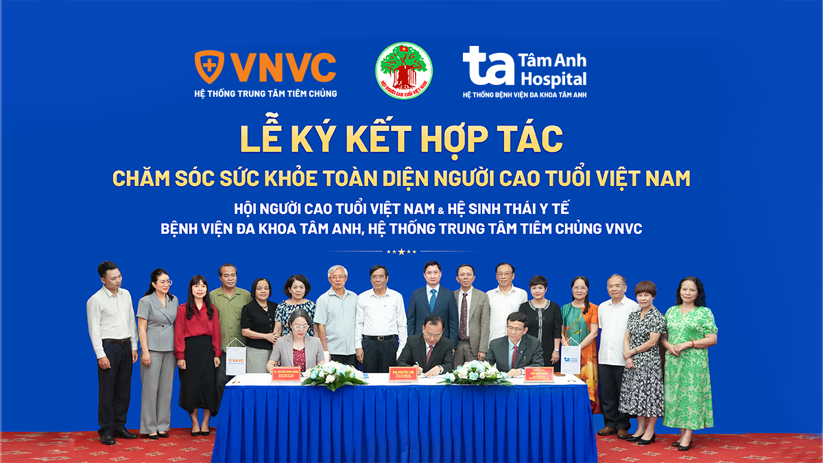 Đại diện Hệ sinh thái Y tế Bệnh viện Đa khoa Tâm Anh - Hệ thống Tiêm chủng VNVC và Hội Người cao tuổi Việt Nam ký kết hợp tác chăm sóc sức khỏe toàn diện cho người cao tuổi. Ảnh: Mộc Thảo