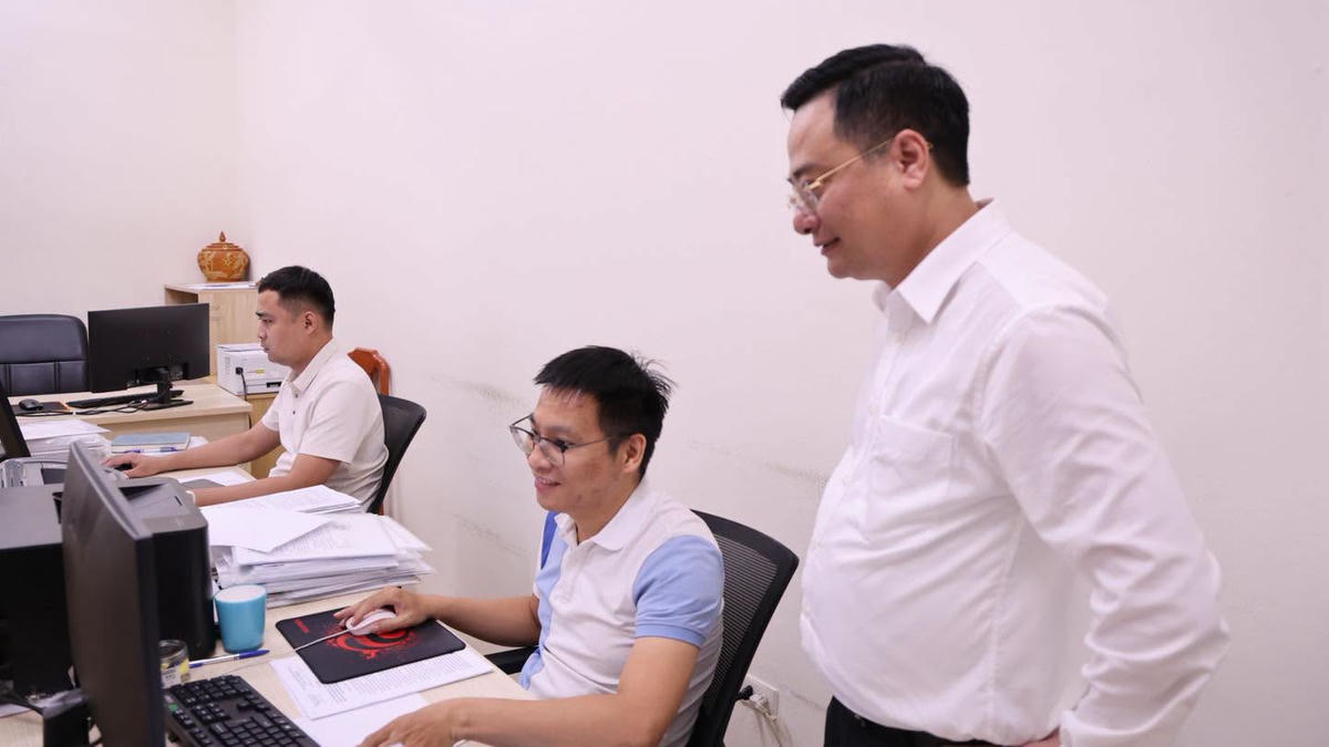 Ông Bùi Văn Sáng yêu cầu tiến độ phải đi cùng chất lượng. Việc thu thập thông tin không đơn thuần là hoàn thành số lượng hồ sơ mà phải bảo đảm dữ liệu được kiểm tra, đối soát và chuẩn hóa trước khi đưa vào hệ thống. Ảnh:TH
