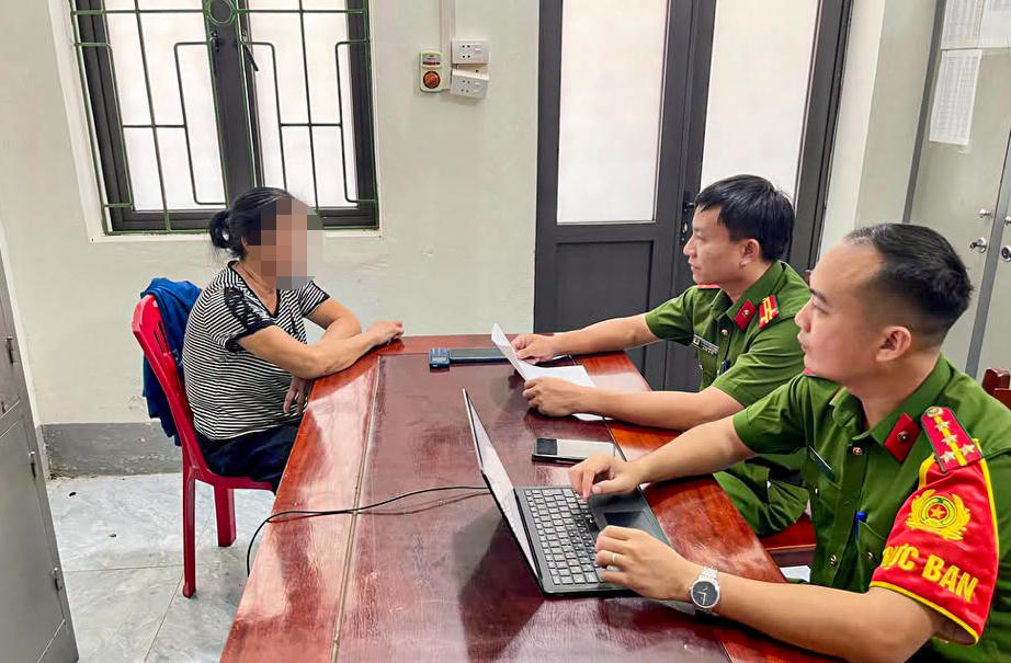Cán bộ Công an xã Tứ Mỹ phân tích thủ đoạn của các đối tượng, giải thích rõ bản chất sự việc cho bà L.T.M. Ảnh: CAHT