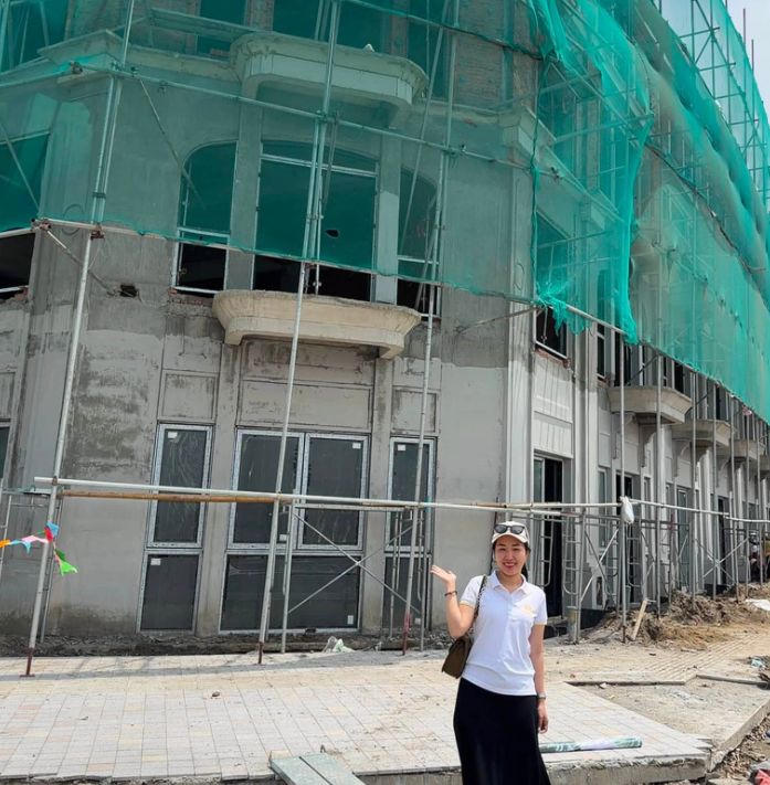 Chị Thanh Xuân thường xuyên đi thực địa, cập nhật tiến độ dự án Vinhomes Green Paradise để có thể tư vấn chính xác cho khách hàng