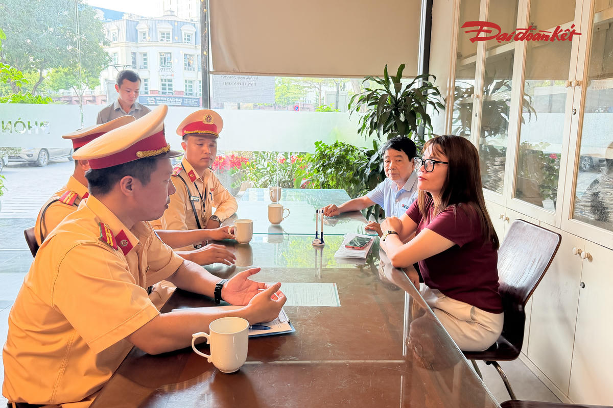 Kết thúc buổi kiểm tra, lực lượng CSGT yêu cầu đơn vị vận chuyển và nhà trường ký cam kết chấp hành nghiêm các quy định về bảo đảm an toàn giao thông, duy trì đầy đủ các thiết bị an toàn trên xe và thực hiện đúng quy trình đưa, đón học sinh.
