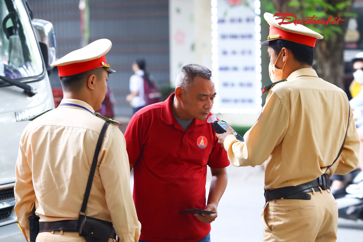 CSGT Hà Nội kiểm tra điều kiện an toàn xe đưa đón học sinh