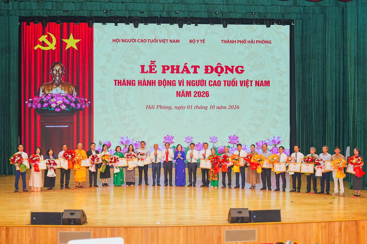 Phó Thủ tướng Phạm Thị Thanh Trà, Chủ tịch Hội NCT Việt Nam Nguyễn Thanh Bình, Bí thư Thành ủy Hải Phòng Lê Ngọc Châu vinh danh các tổ chức có đóng góp cho sự nghiệp bảo vệ, chăm sóc và phát huy vai trò NCT. Ảnh: ĐT. 