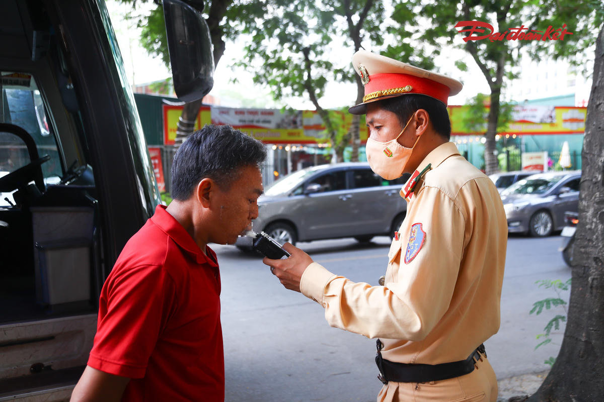 CSGT Hà Nội kiểm tra điều kiện an toàn xe đưa đón học sinh