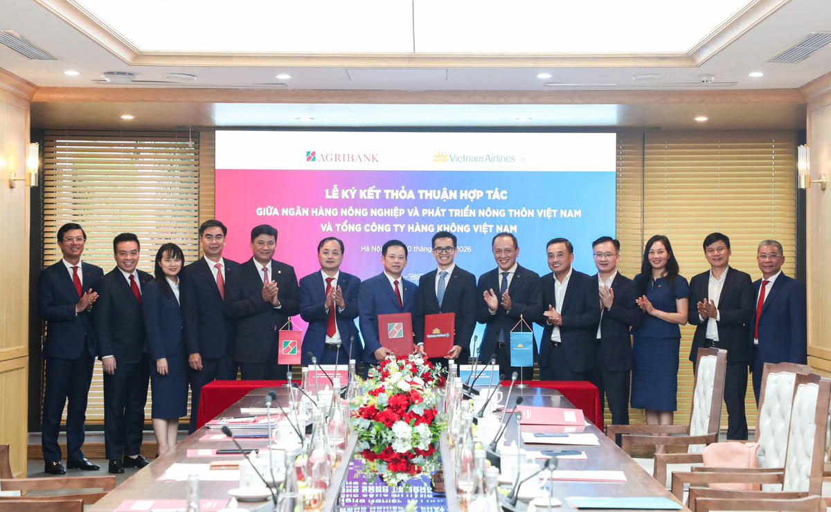 Lãnh đạo Agribank và Vietnam Airlines chúc mừng Thỏa thuận hợp tác được ký kết