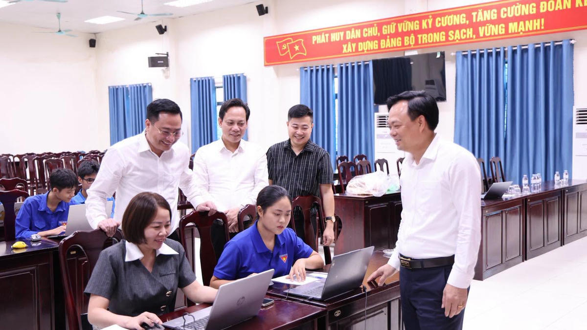 Chiều tối 30/9, lãnh đạo xã Tam Hưng trực tiếp kiểm tra, động viên Tổ công tác đang tập trung cao độ rà soát, hoàn thiện dữ liệu đất đai trên địa bàn. Ảnh: TH