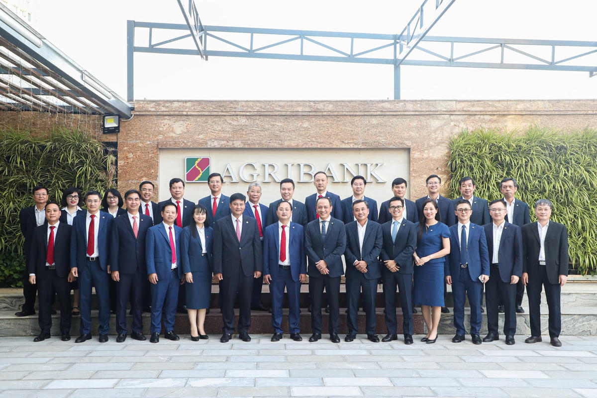 Các đại biểu của hai đơn vị&nbsp;chụp ảnh lưu niệm tại Lễ ký kết