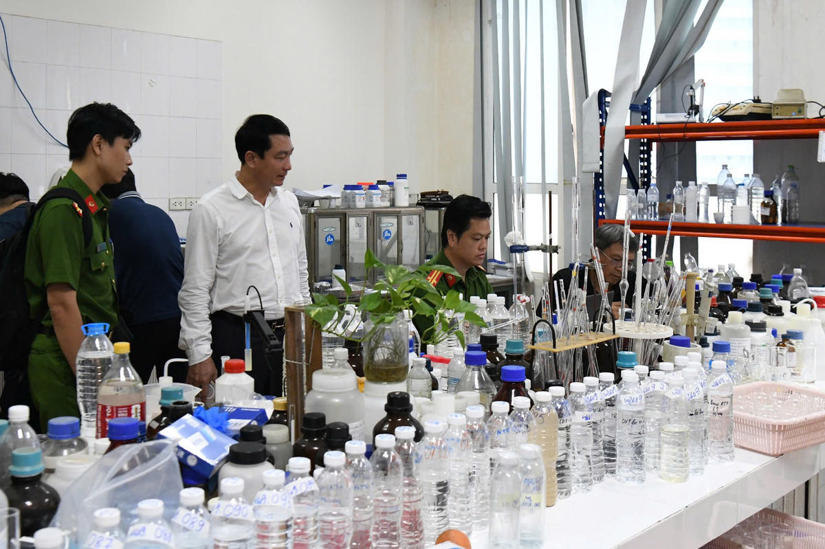 Cơ quan chức năng làm việc tại các đơn vị xảy ra sai phạm. Ảnh C04