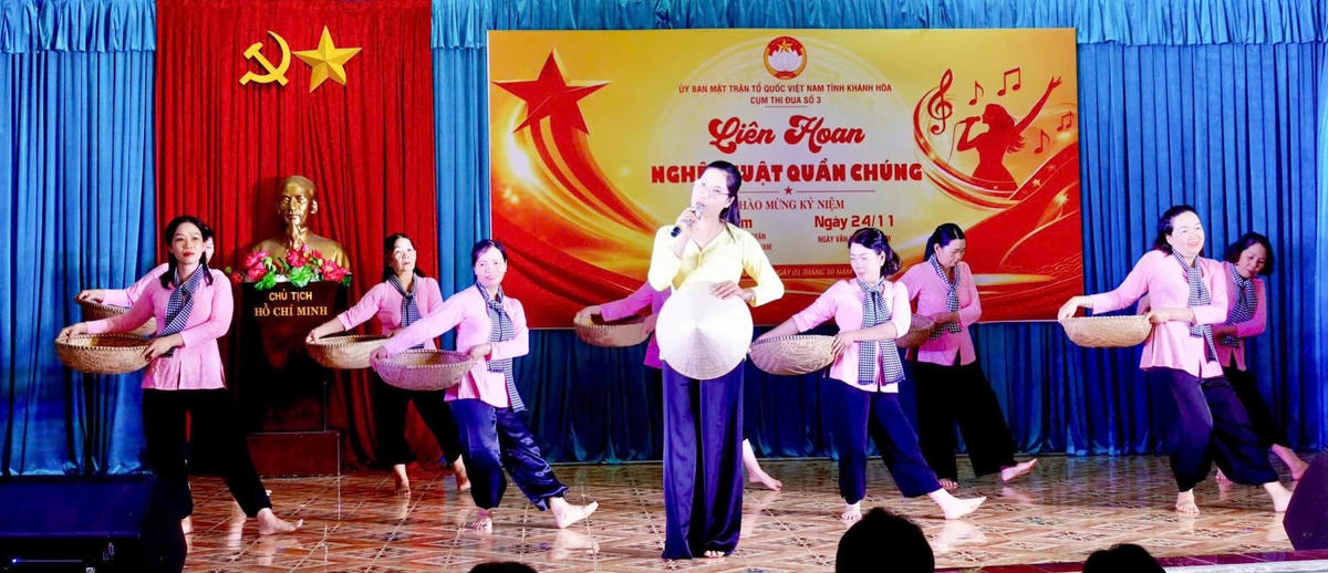 Tiết mục văn nghệ của xã Nam Ninh Hòa.