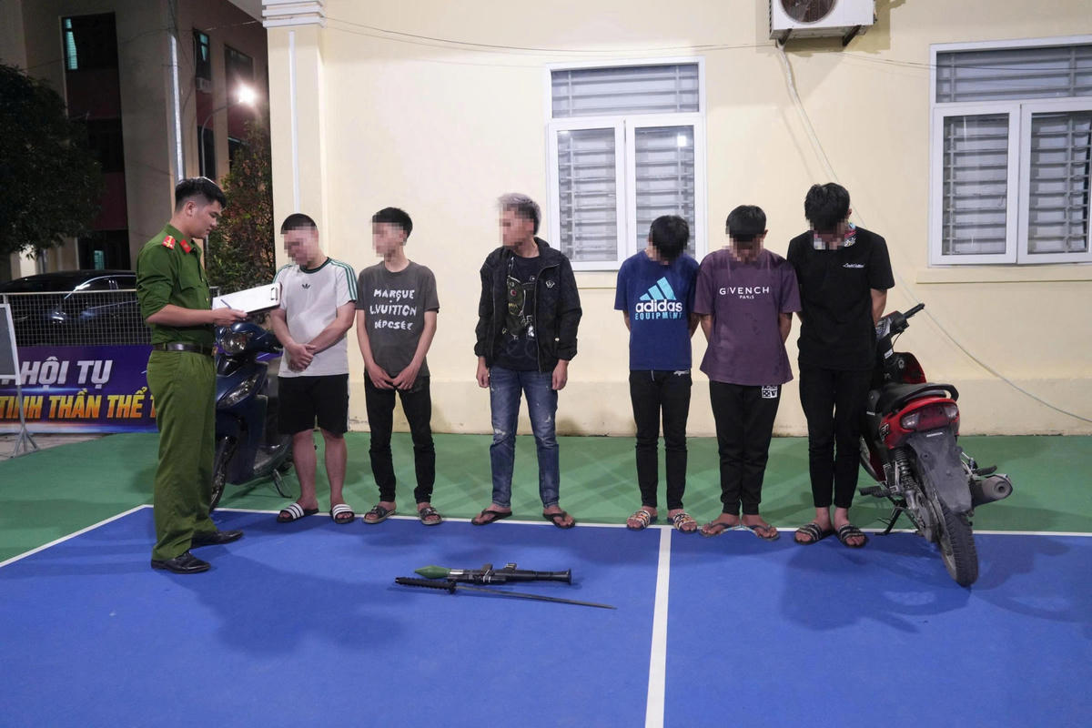 Nhóm thanh, thiếu niên tại cơ quan Công an. Ảnh: Công an tỉnh Nghệ An