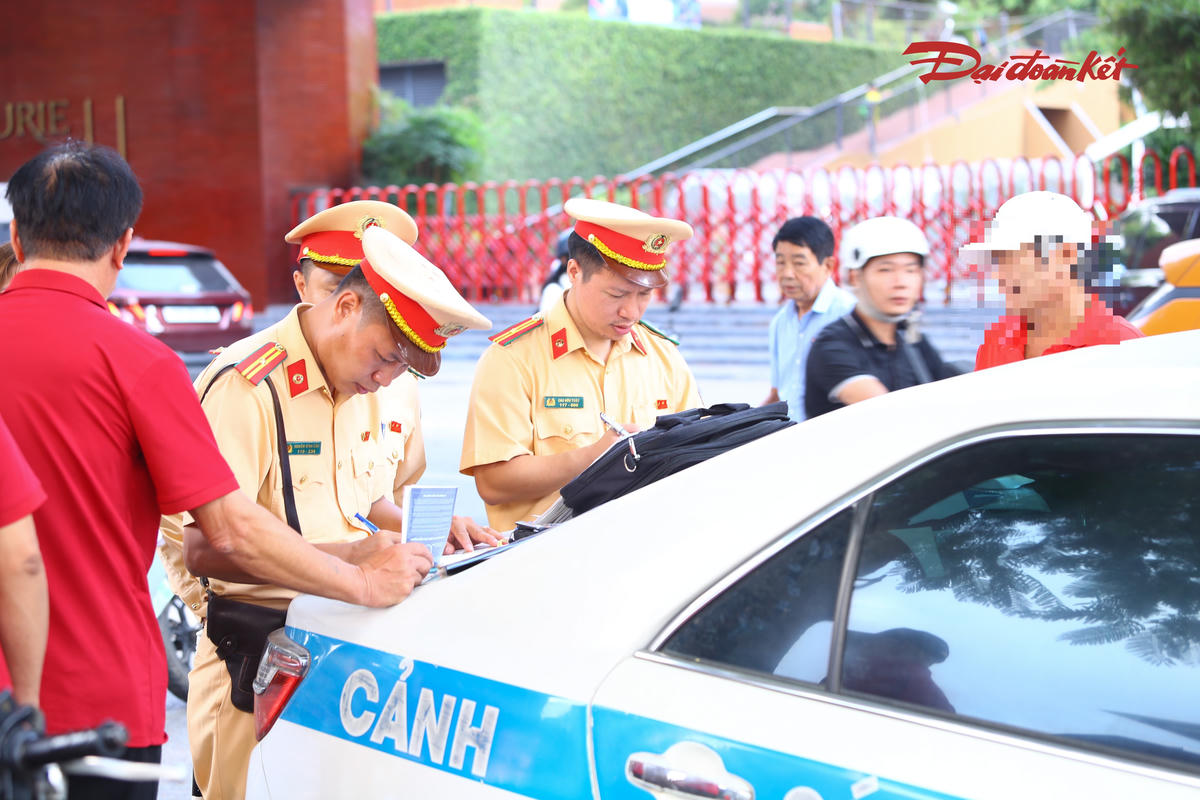 Lực lượng chức năng cũng đề nghị các đơn vị thường xuyên tự kiểm tra phương tiện, thiết bị phòng cháy, chữa cháy, camera hành trình, thiết bị chống quên trẻ và các điều kiện an toàn khác trước mỗi chuyến xe; kịp thời khắc phục những tồn tại, không để xảy ra nguy cơ mất an toàn trong quá trình đưa đón học sinh.