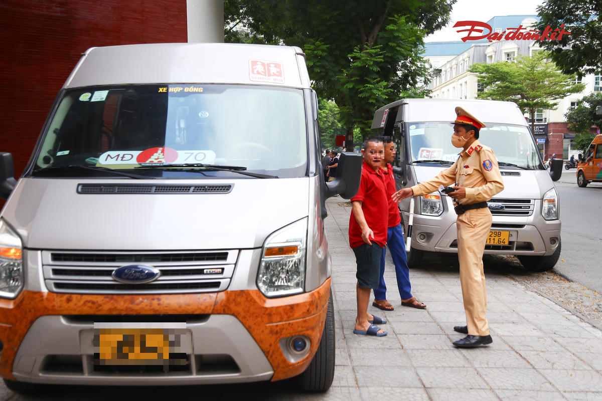 Trao đổi với PV Báo Đại Đoàn Kết, Thượng úy Nguyễn Trung Hiếu, cán bộ Đội CSGT đường bộ số 6 cho biết, việc kiểm tra xe đưa đón học sinh được tập trung vào những điều kiện có liên quan trực tiếp đến an toàn của học sinh, từ tình trạng phương tiện, thiết bị an toàn đến điều kiện của người điều khiển.