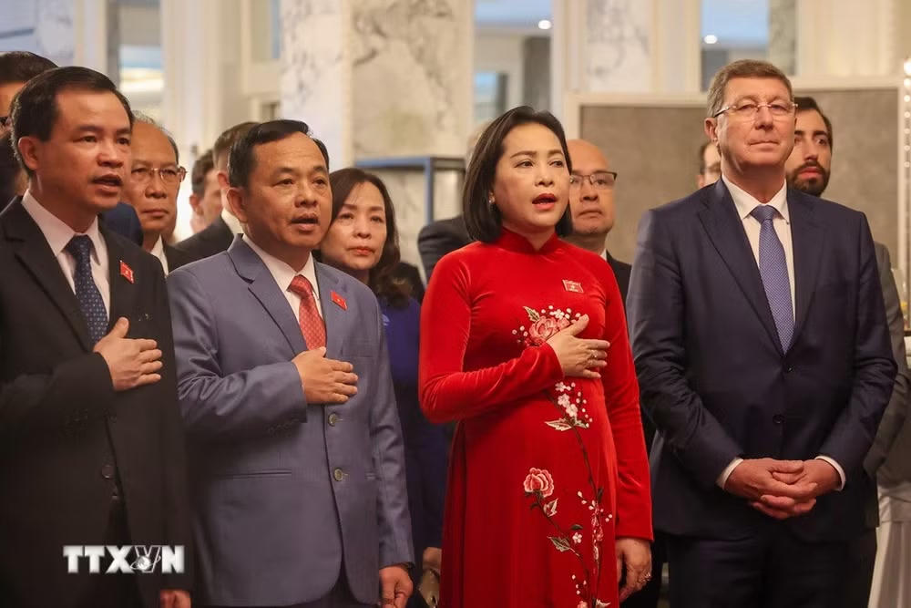 ttxvn_viet-nam-thuy-si-huong-toi-hop-tac-sau-rong-thuc-chat-va-ben-vung-9056568.jpg