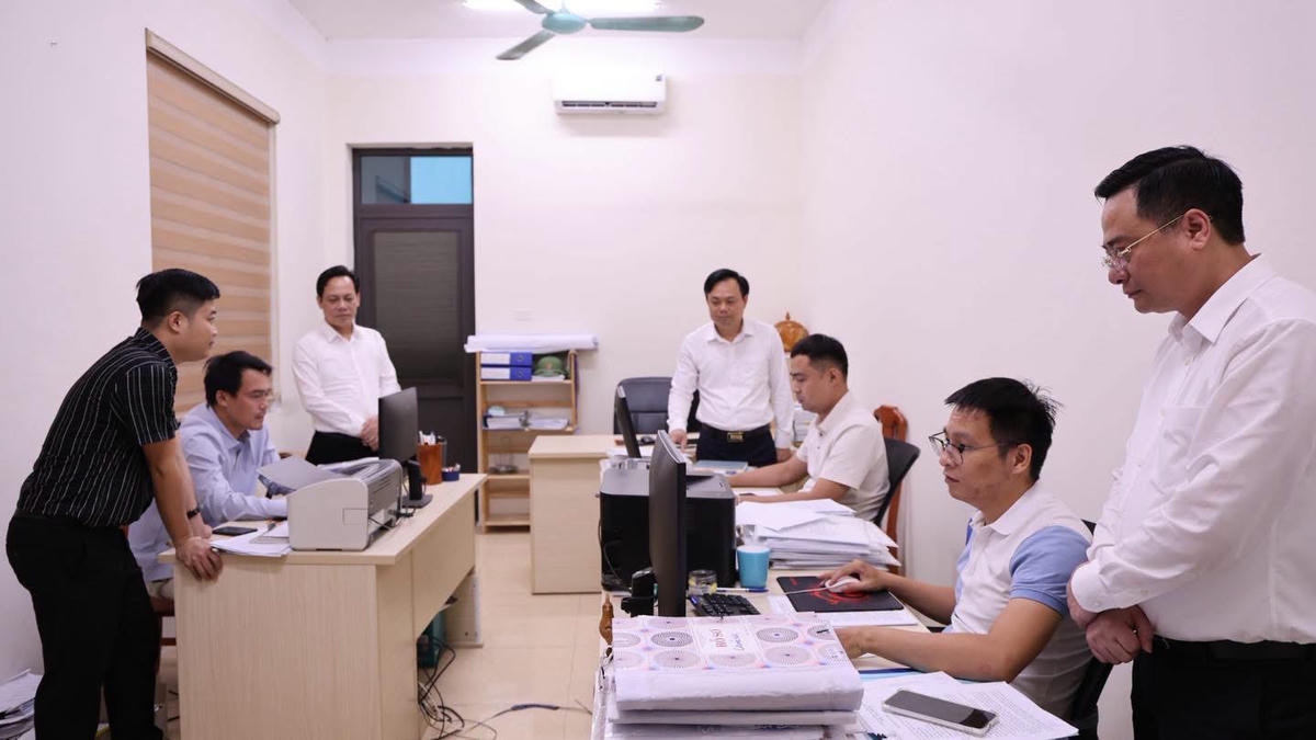 Bên cạnh yêu cầu về tiến độ, lãnh đạo xã nhấn mạnh việc hoàn thiện dữ liệu phải bảo đảm chính xác, đầy đủ và chất lượng, hạn chế tối đa sai sót trong quá trình rà soát, cập nhật.Ảnh:TH