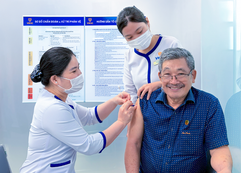 Gần 10 năm qua, Hệ thống Tiêm chủng VNVC tiên phong triển khai tiêm chủng cho người cao tuổi Việt Nam, giúp hàng triệu người chủ động phòng bệnh, giảm nguy cơ biến chứng do các bệnh truyền nhiễm. VNVC cũng tiên phong đưa về Việt Nam nhiều vắc xin quan trọng hàng đầu cho người cao tuổi như vắc xin cúm, phế cầu, zona thần kinh, viêm màng não… Ảnh: Minh Tâm