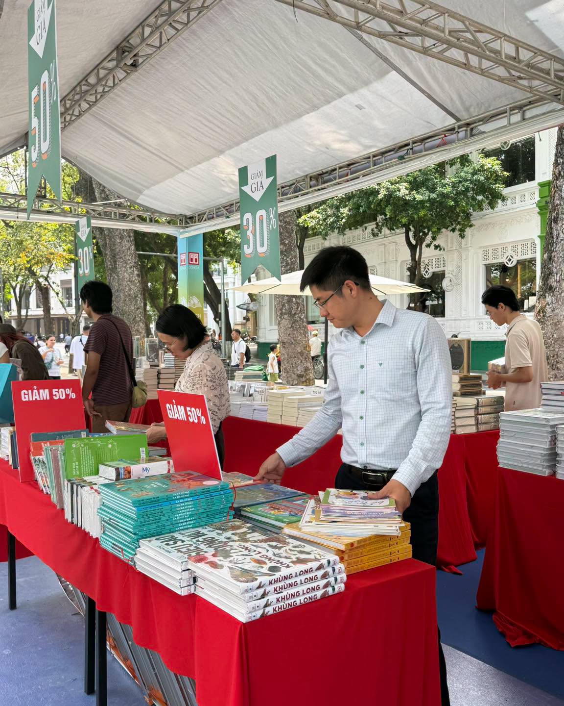 Hội Sách Hà Nội lần thứ 11 diễn ra tại phố đi bộ hồ Hoàn Kiếm