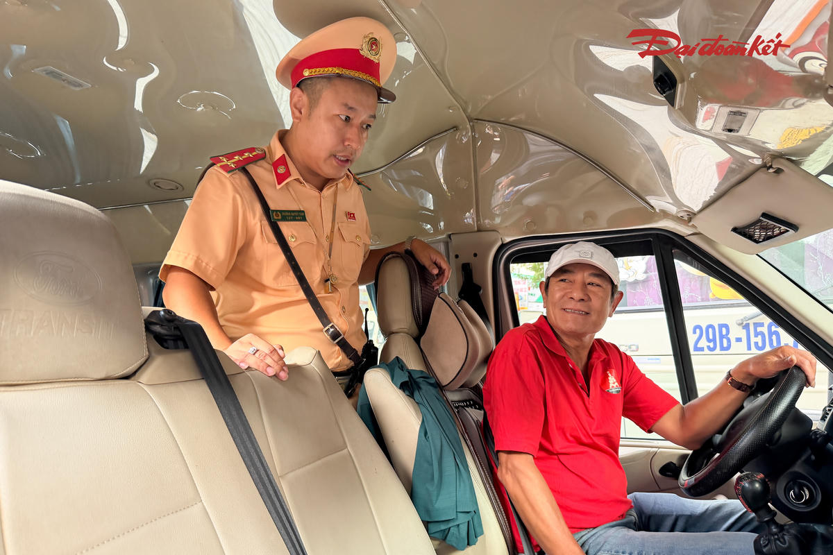 CSGT kiểm tra các thiết bị an toàn trên xe đưa đón học sinh, trong đó có thiết bị phòng cháy, chữa cháy và camera hành trình.