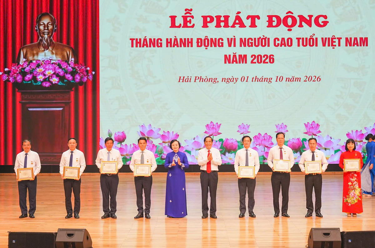 Phó Thủ tướng Phạm Thị Thanh Trà, Chủ tịch Hội NCT Việt Nam Nguyễn Thanh Bình vinh danh các cá nhân có đóng góp cho sự nghiệp bảo vệ, chăm sóc và phát huy vai trò NCT. Ảnh: ĐT. 