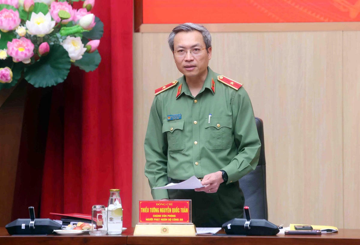 Thiếu tướng Nguyễn Quốc Toản, Chánh Văn phòng Bộ Công an - Người phát ngôn Bộ Công an phát biểu tại Họp báo chiều ngày 01/10/2026. Ảnh BCA.