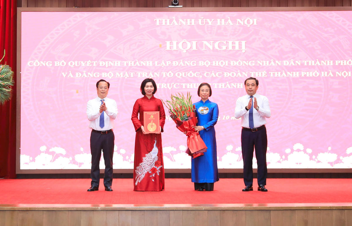 Bí thư Thành ủy Hà Nội Trần Đức Thắng trao Quyết định thành lập Đảng bộ HĐND thành phố Hà Nội trực thuộc Thành ủy. Ảnh: QT