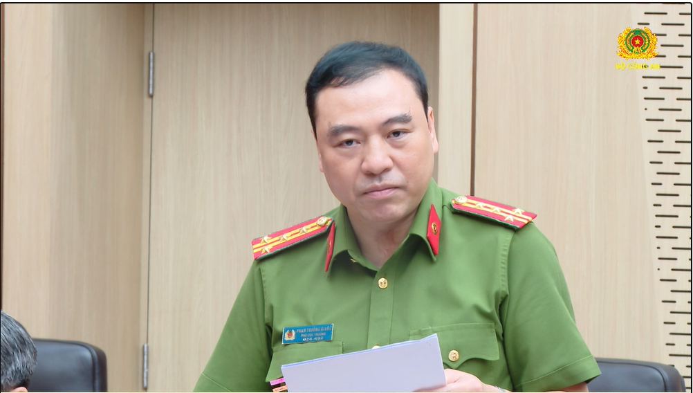 Đại tá Phạm Trường Giang, Phó Cục trưởng Cục Cảnh sát điều tra tội phạm về tham nhũng, kinh tế, buôn lậu (Bộ Công an) thông tin tại buổi Họp báo. Ảnh BCA.