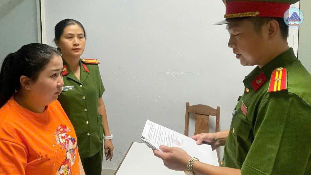 Công an TP Đà Nẵng đọc quyết định bắt đối tượng Trần Thị Mỹ Hạnh. Ảnh: CA Đà Nẵng.