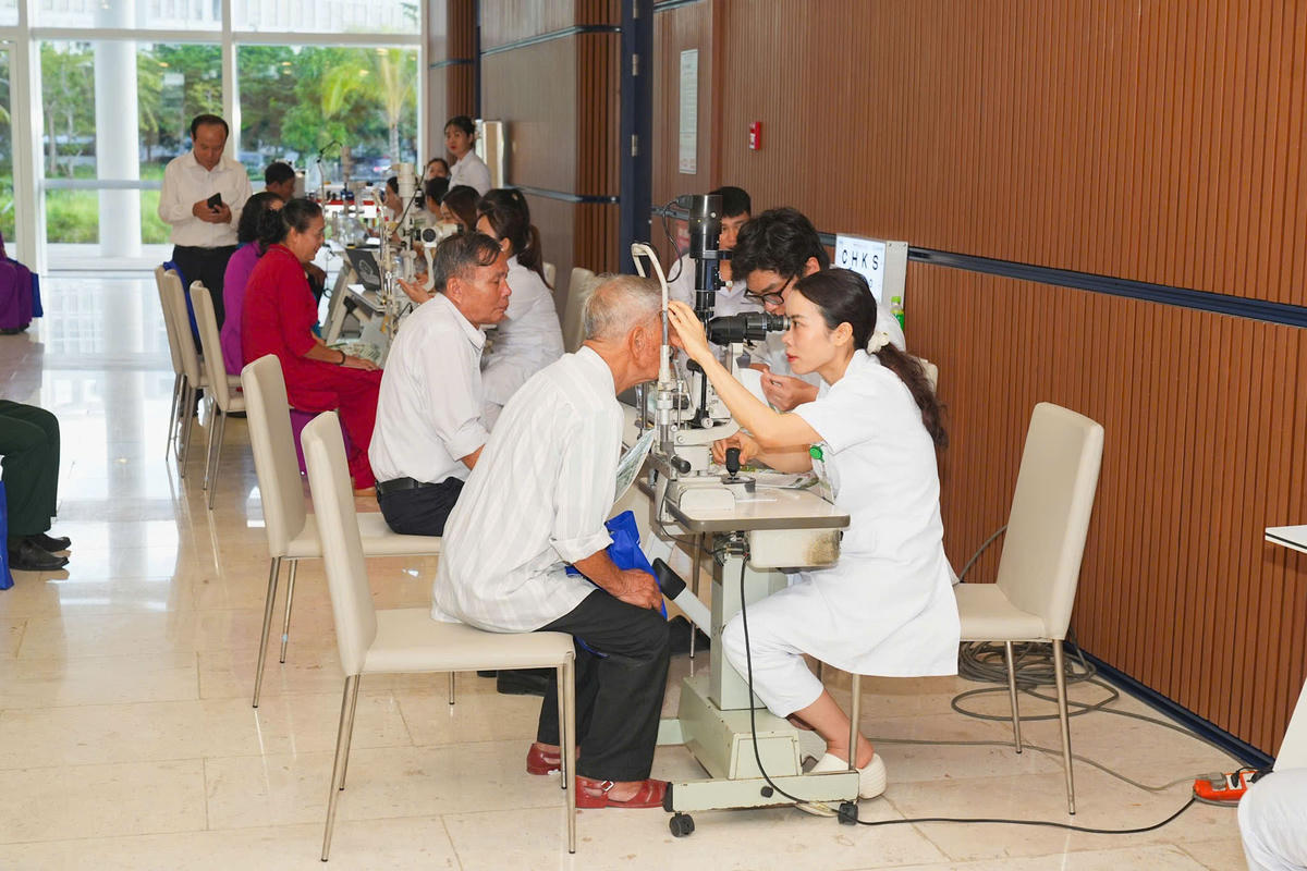 Hoạt động khám mắt miễn phí cho NCT bên lề sự kiện. Ảnh: ĐT.