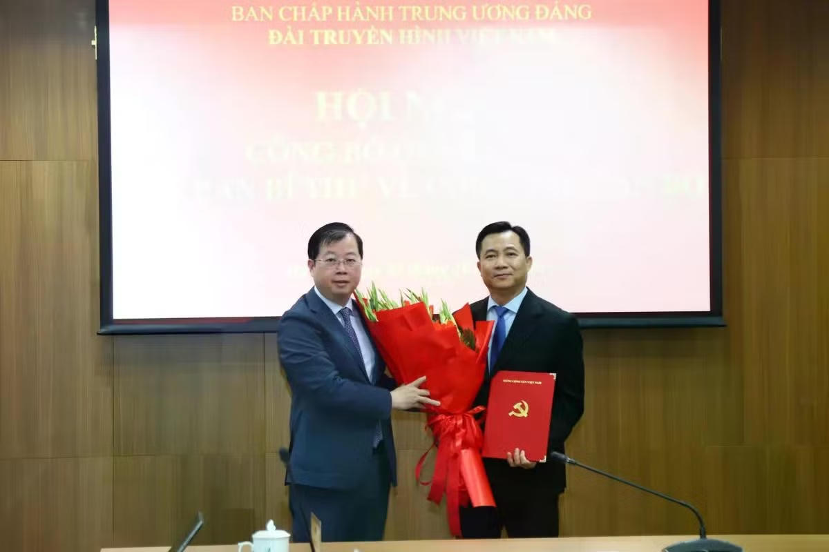 Tổng Giám đốc Đài Truyền hình Việt Nam Nguyễn Thanh Lâm trao quyết định cho ông Đỗ Thanh Hải. 