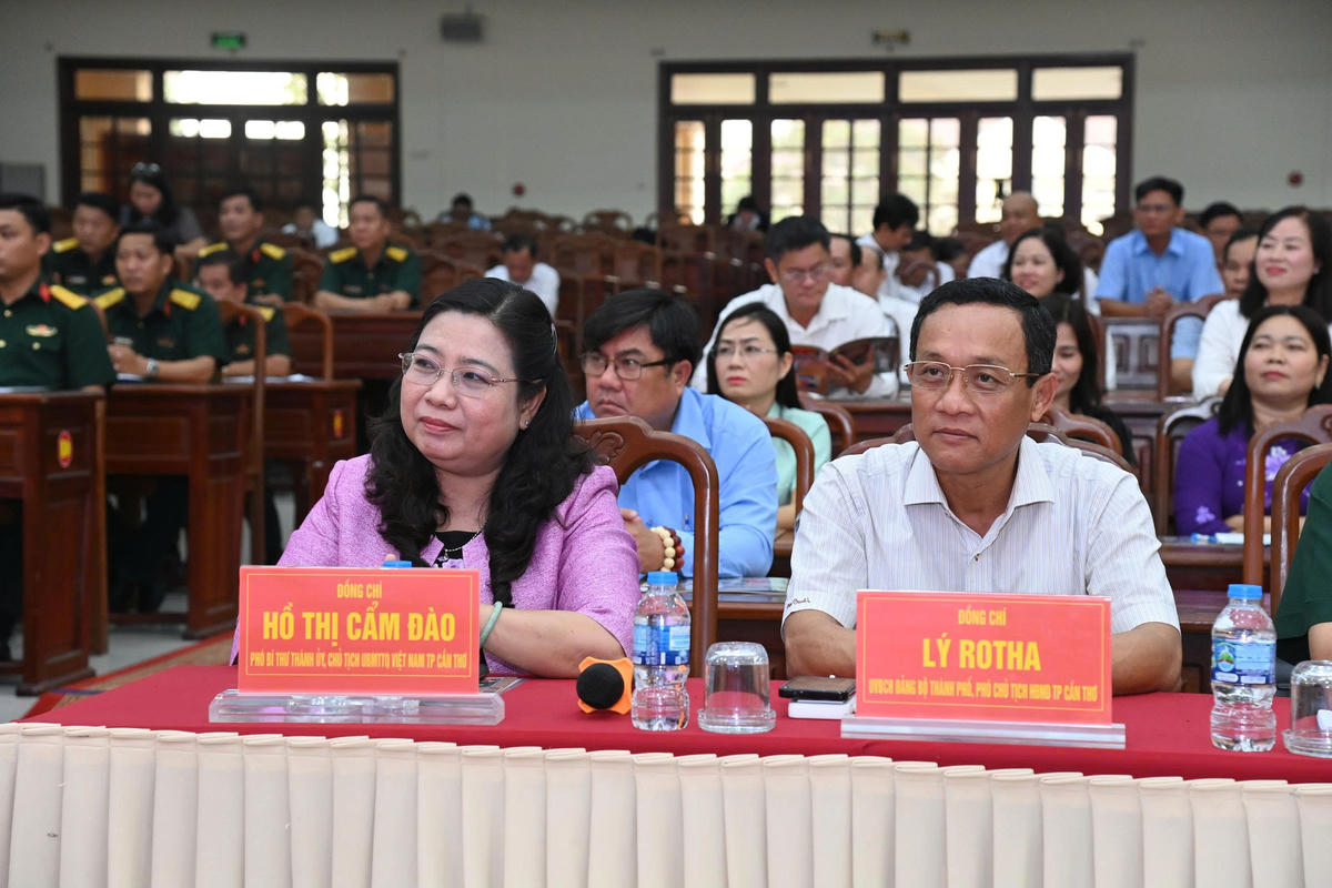 Bà Hồ Thị Cẩm Đào, Phó Bí thư Thành uỷ Cần Thơ, Chủ tịch Ủy ban MTTQ Việt Nam TP Cần Thơ tại hội nghị. (Ảnh: D.H)