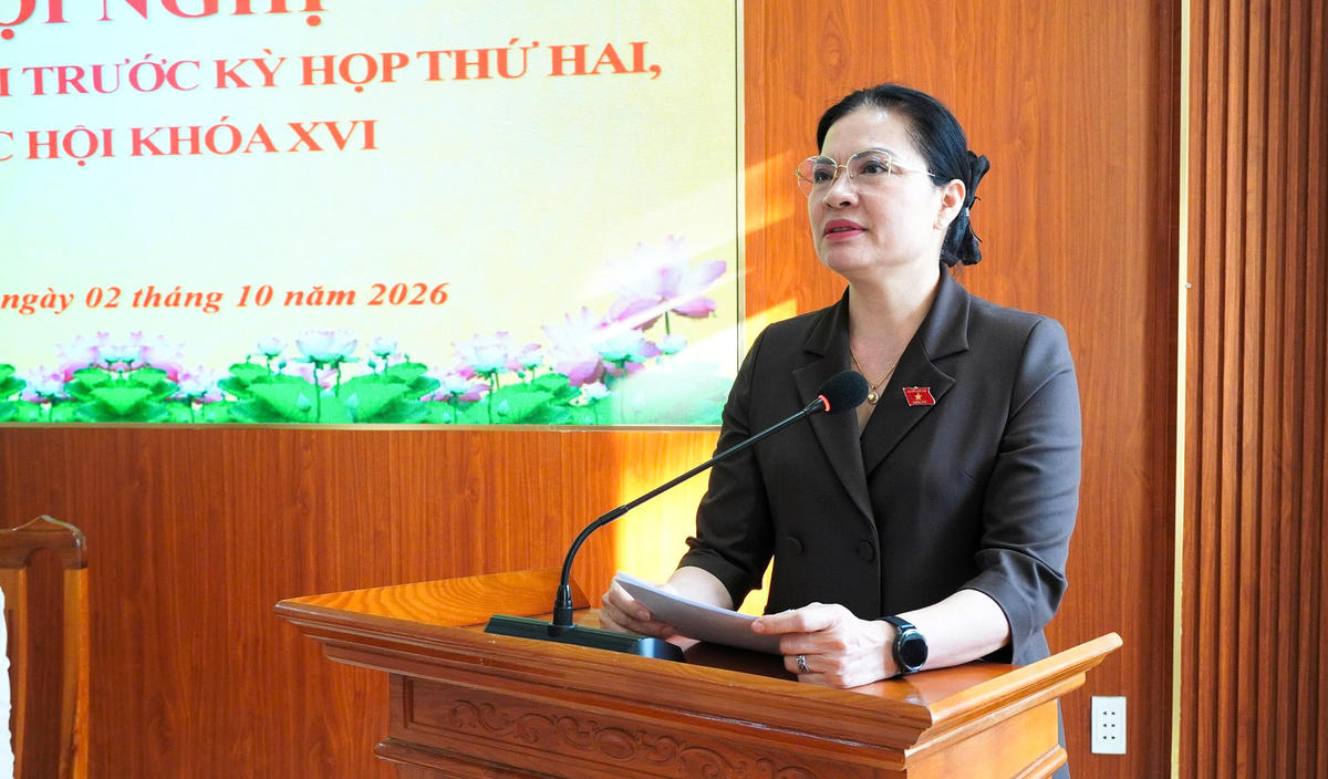 Phát biểu tại buổi tiếp xúc cử tri, Ủy viên Trung ương Đảng, Phó Chủ tịch - Tổng Thư ký Ủy ban Trung ương MTTQ Việt Nam Hà Thị Nga đã làm rõ thêm một số vấn đề cử tri quan tâm. Nhấn mạnh ý kiến cử tri là kênh thông tin quan trọng xuất phát từ thực tiễn đời sống, đại biểu mong muốn cử tri, nhân dân tiếp tục giám sát, đóng góp ý kiến cho hoạt động của Đoàn Đại biểu Quốc hội tỉnh, các cơ quan Nhà nước. Các thành viên Đoàn ĐBQH tỉnh Lai Châu luôn lắng nghe, tổng hợp, đề xuất, kiến nghị cơ quan có thẩm quyền tiếp tục rà soát, tham mưu, hoàn thiện chủ trương, chính sách của Đảng, Nhà nước, góp phần tháo gỡ những điểm nghẽn, khơi thông nguồn lực, thúc đẩy phát triển kinh tế - xã hội, bảo đảm quyền và lợi ích hợp pháp của nhân dân.